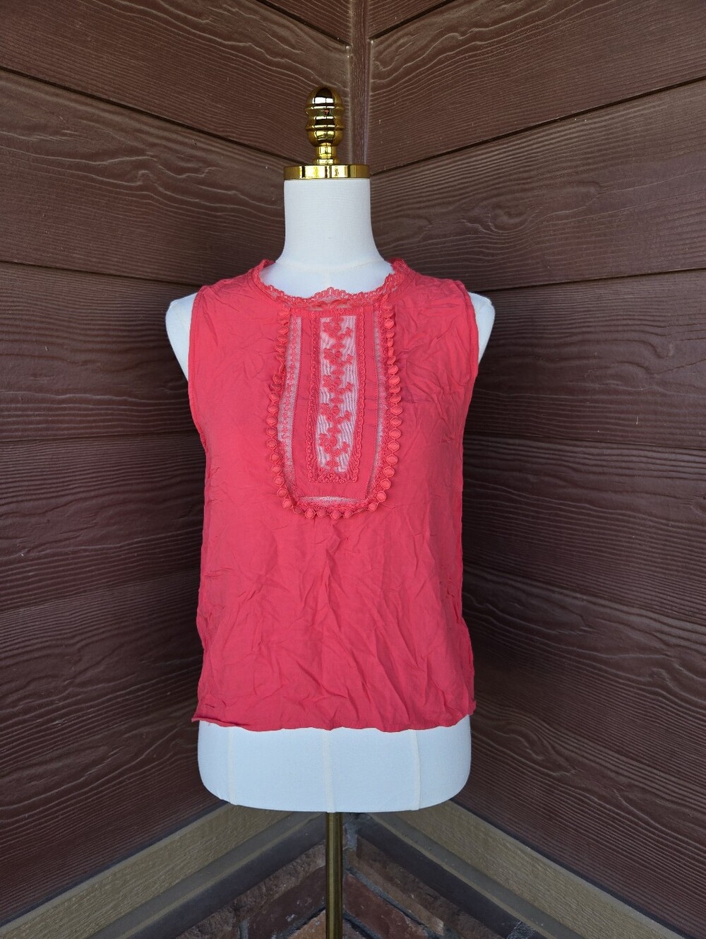 Love J Sleeveless Coral Lace‑Trim Top – Size Small